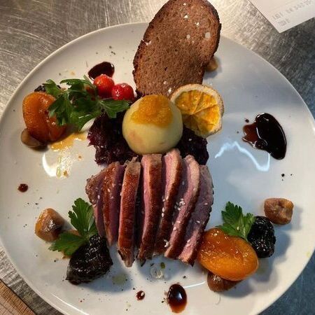 Impressionen - Zartes Filet serviert mit Rotkohl, einem Kartoffelkloß und Trockenfrüchten