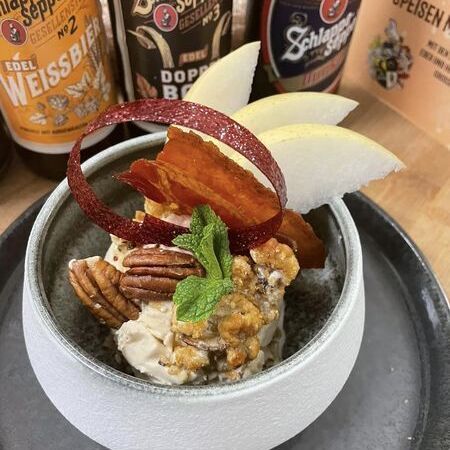 Impressionen - Eine Schüssel mit Nüssen und verschiedenen Lebensmitteln, die appetitlich angerichtet sind.