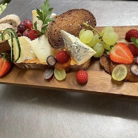 Impressionen - Käseplatte mit verschiedenen Brotsorten und Früchten garniert