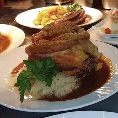 Impressionen - Schweinshaxe mit Sauerkraut und Soße, Bratkartoffeln und Bratwürste, ein Stück Kuchen