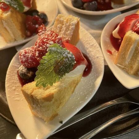 Impressionen - Kuchenstücke garniert mit Beeren und einer roten Soße