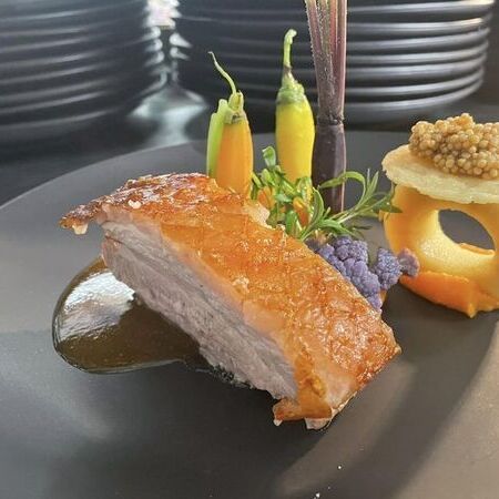 Impressionen - Ein Teller mit einem Stück Fleisch und frischem Gemüse, appetitlich angerichtet und bereit zum Servieren.