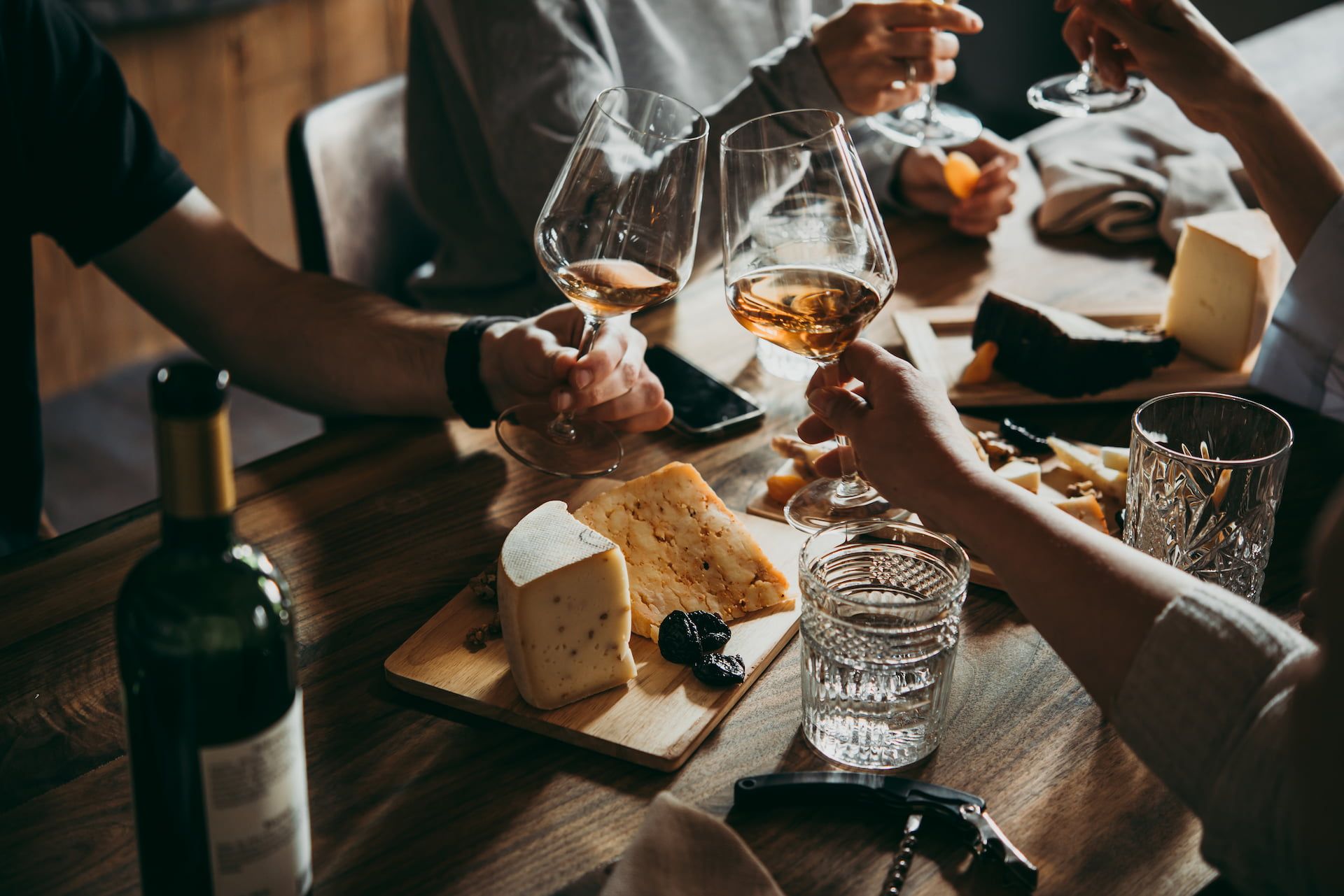 Gesellschaft beim Weintrinken